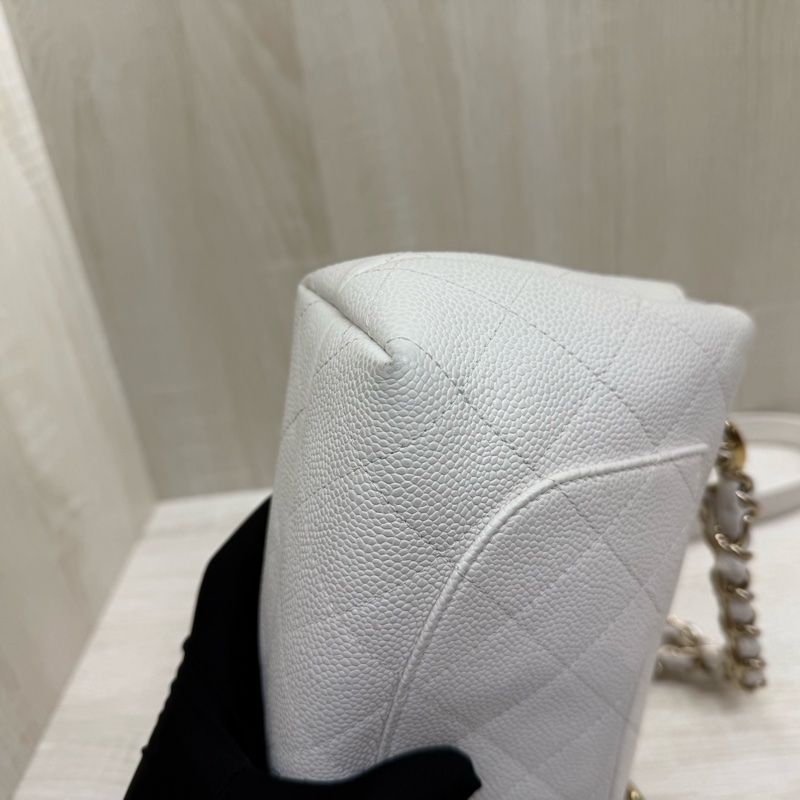 CHANEL白色荔枝牛皮淡金釦口蓋側背包-19