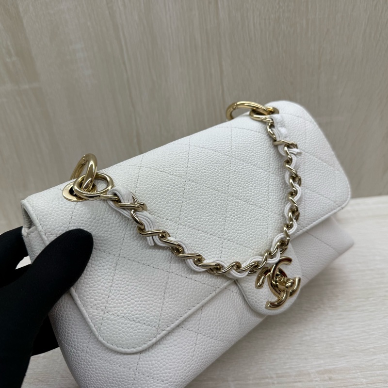 CHANEL白色荔枝牛皮淡金釦口蓋側背包-20