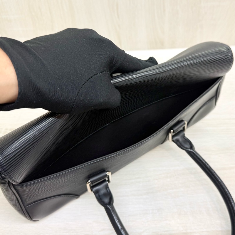 LV 超有個性✨黑色Epi Segur PM手提包/M58822-18