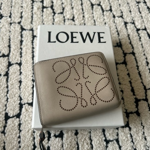 Loewe奶杏拉鍊短夾