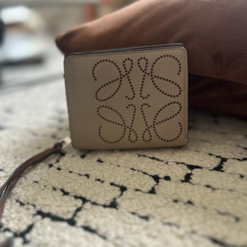 Loewe奶杏拉鍊短夾-1