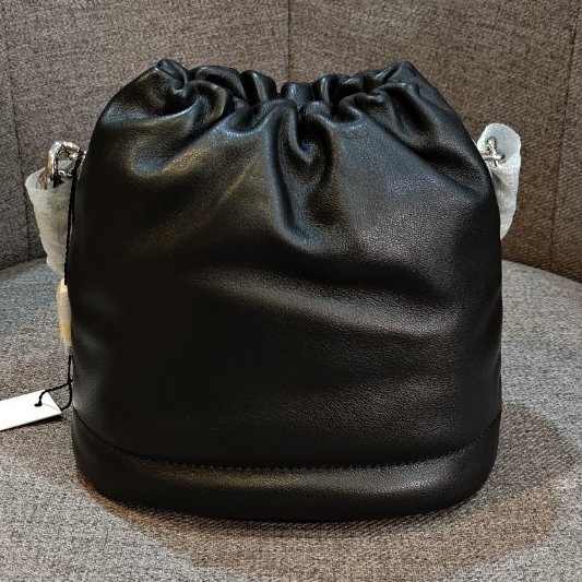 MJ 專櫃款 牛皮磁釦手提/斜背二用水桶包-1