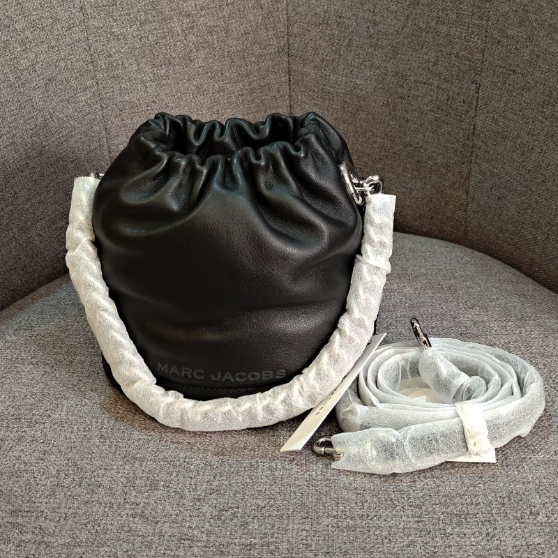 MJ 專櫃款 牛皮磁釦手提/斜背二用水桶包-2