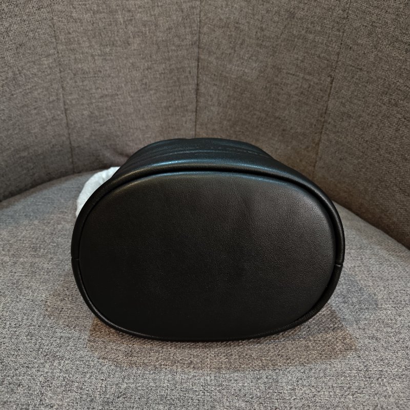 MJ 專櫃款 牛皮磁釦手提/斜背二用水桶包-3