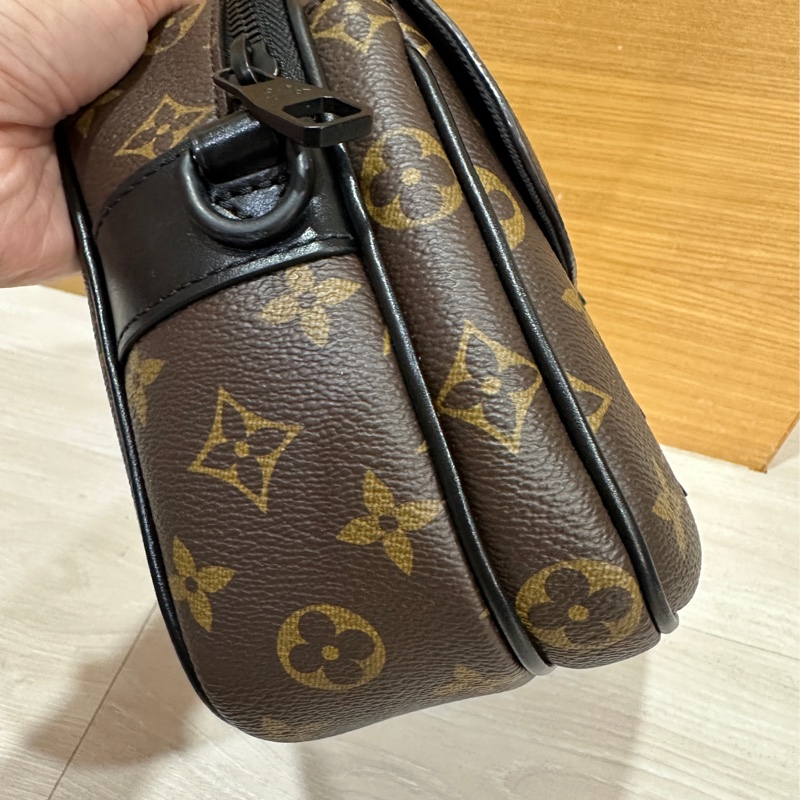 Lv 原花s lock斜背郵差包 M45806-1