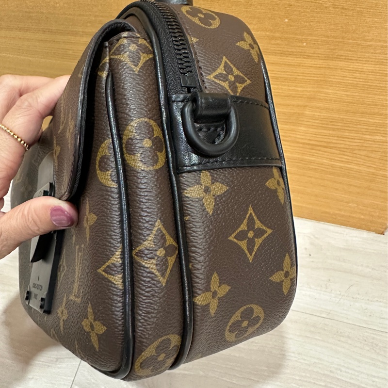 Lv 原花s lock斜背郵差包 M45806-2