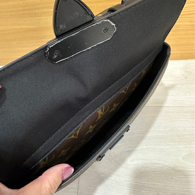 Lv 原花s lock斜背郵差包 M45806-5
