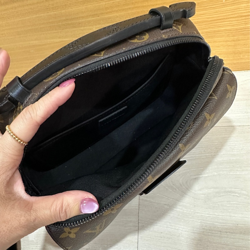 Lv 原花s lock斜背郵差包 M45806-6