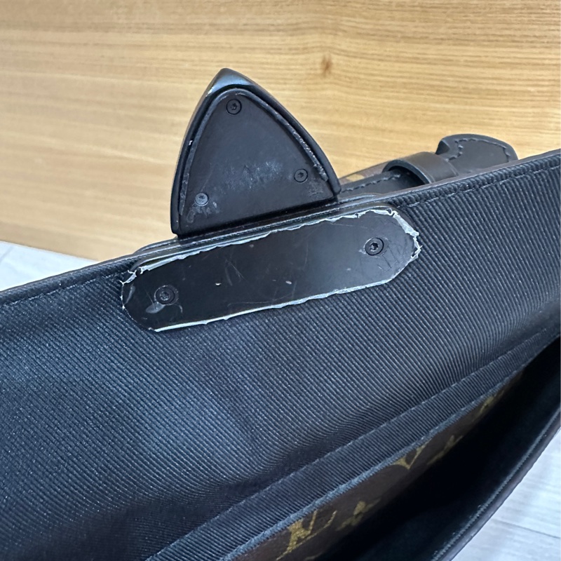 Lv 原花s lock斜背郵差包 M45806-7