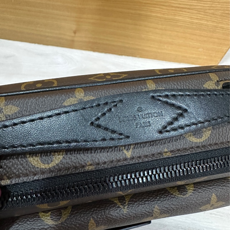 Lv 原花s lock斜背郵差包 M45806-8