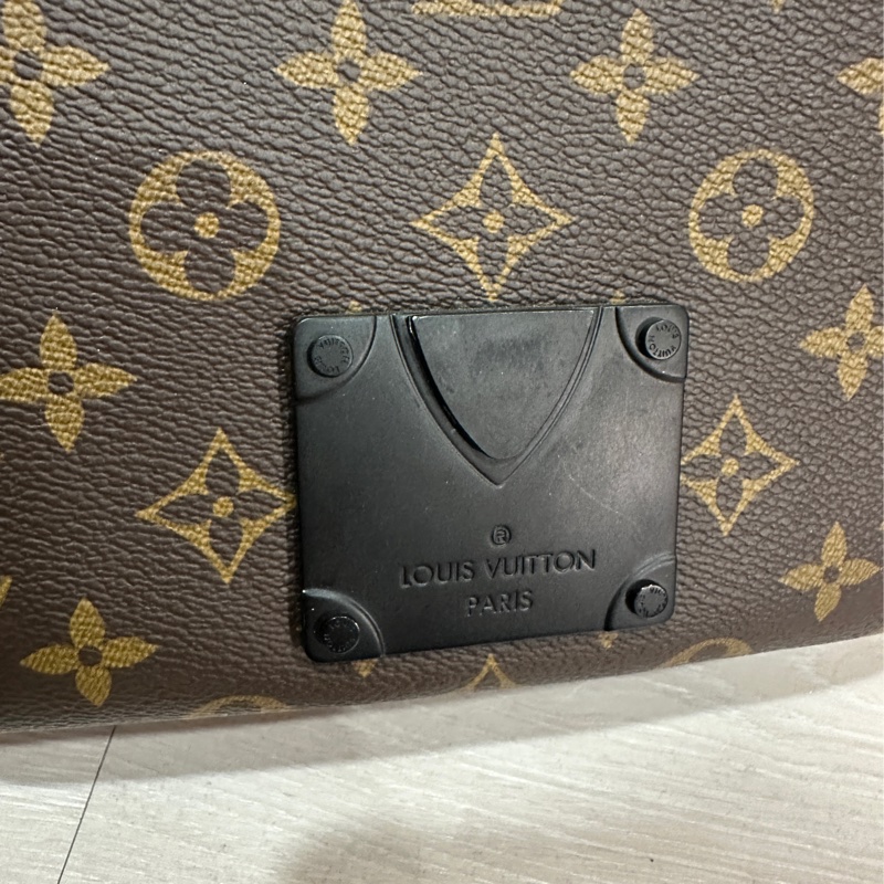 Lv 原花s lock斜背郵差包 M45806-9