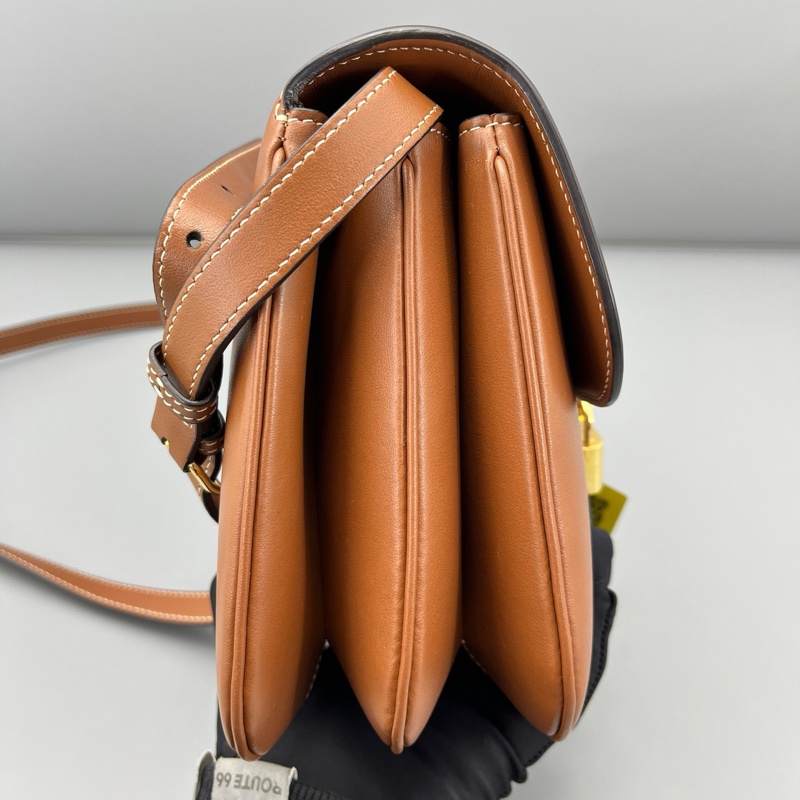 celine賽琳 tabou鎖頭斜挎包焦糖色 尺寸約21*21*8cm-4