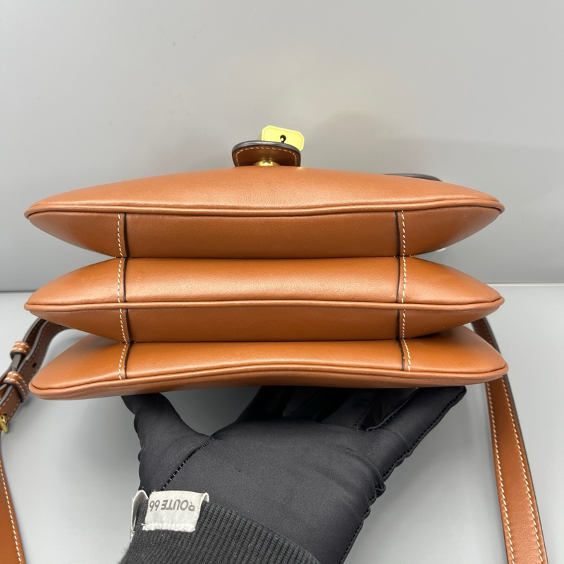 celine賽琳 tabou鎖頭斜挎包焦糖色 尺寸約21*21*8cm-5