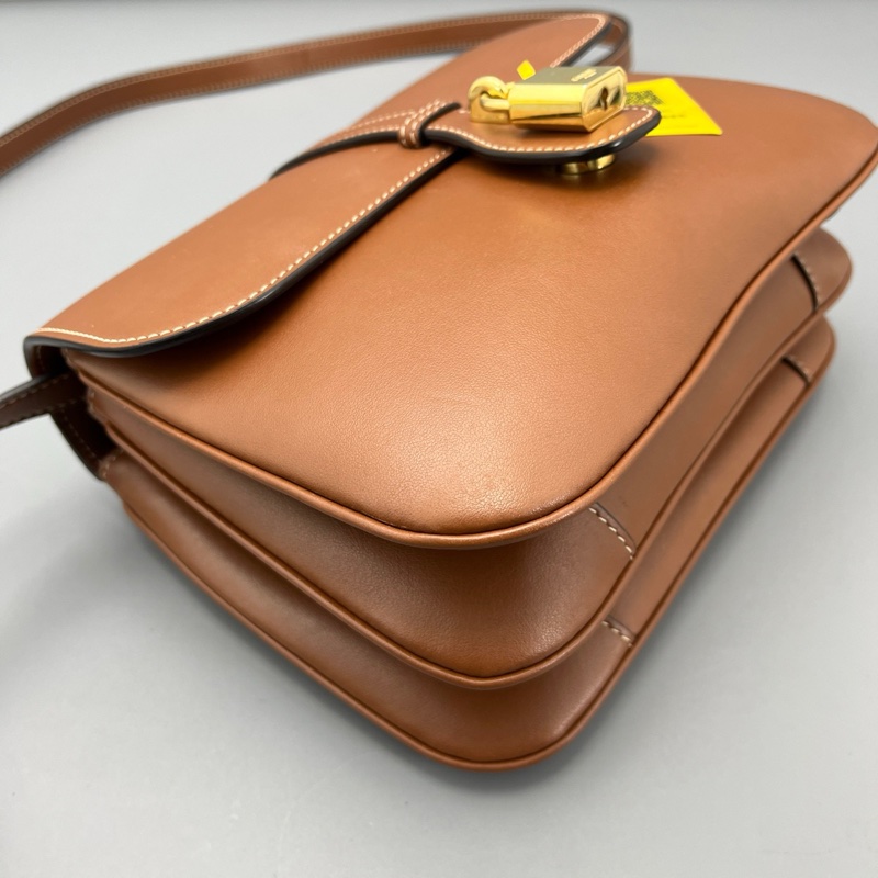 celine賽琳 tabou鎖頭斜挎包焦糖色 尺寸約21*21*8cm-6