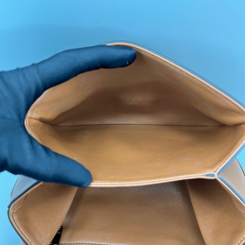 celine賽琳 tabou鎖頭斜挎包焦糖色 尺寸約21*21*8cm-8