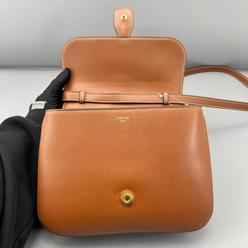 celine賽琳 tabou鎖頭斜挎包焦糖色 尺寸約21*21*8cm-9