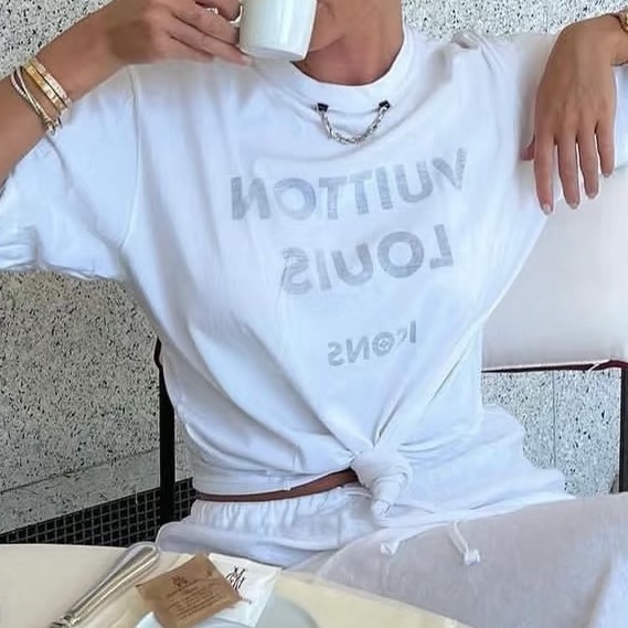 LV簡約白色灰底英文字母鍊條T恤-1