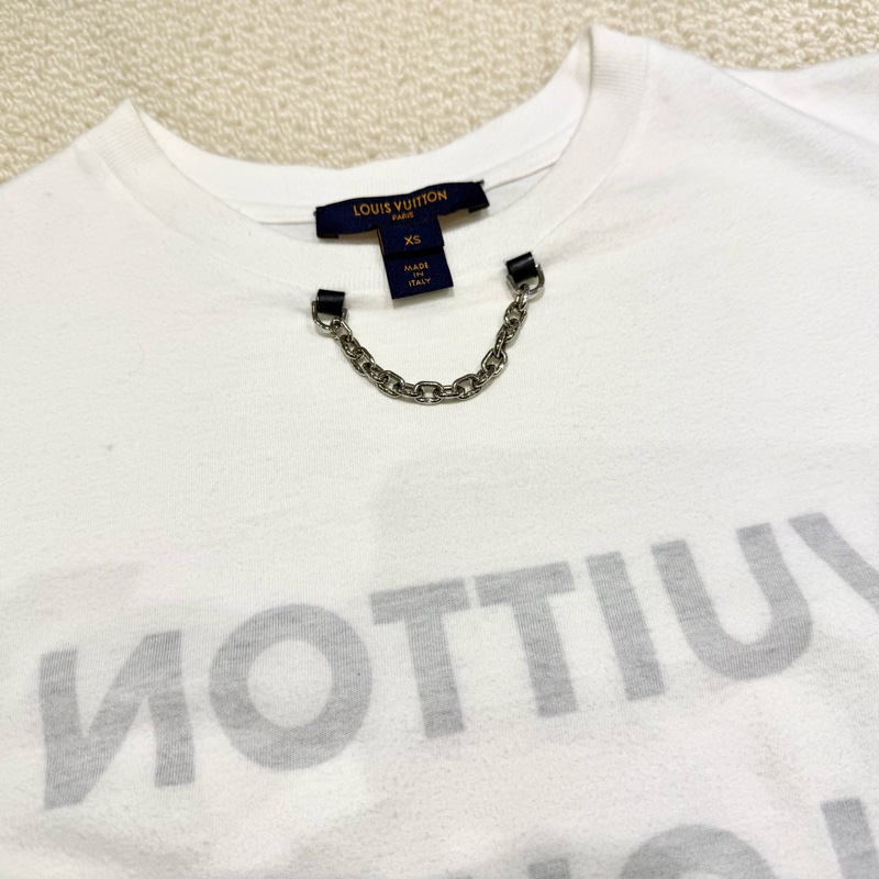 LV簡約白色灰底英文字母鍊條T恤-5