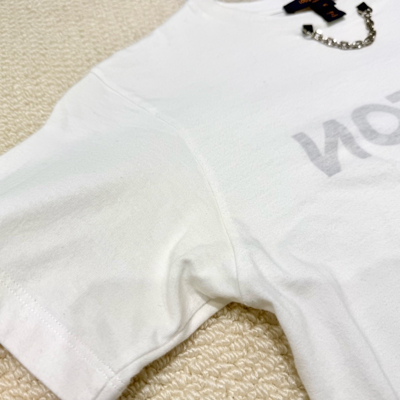 LV簡約白色灰底英文字母鍊條T恤-7