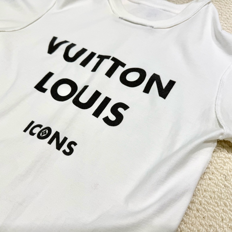 LV簡約白色灰底英文字母鍊條T恤-10