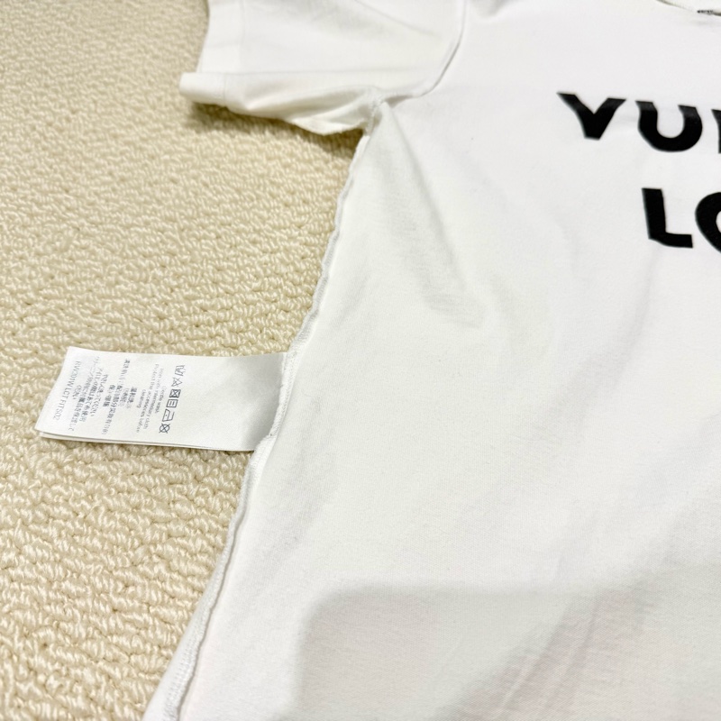 LV簡約白色灰底英文字母鍊條T恤-11