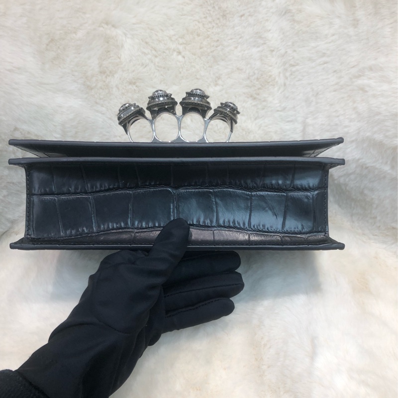 Alexander McQueen 黑色鱷魚壓紋四環扣手袋 XC255-4