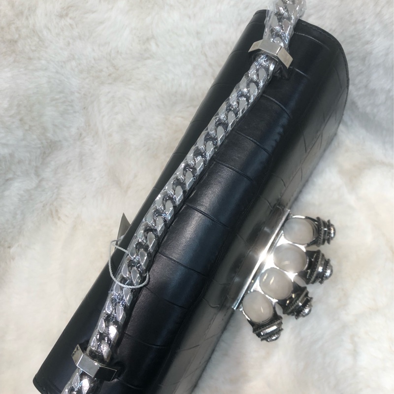 Alexander McQueen 黑色鱷魚壓紋四環扣手袋 XC255-5