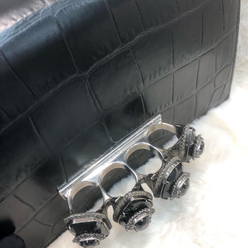 Alexander McQueen 黑色鱷魚壓紋四環扣手袋 XC255-6