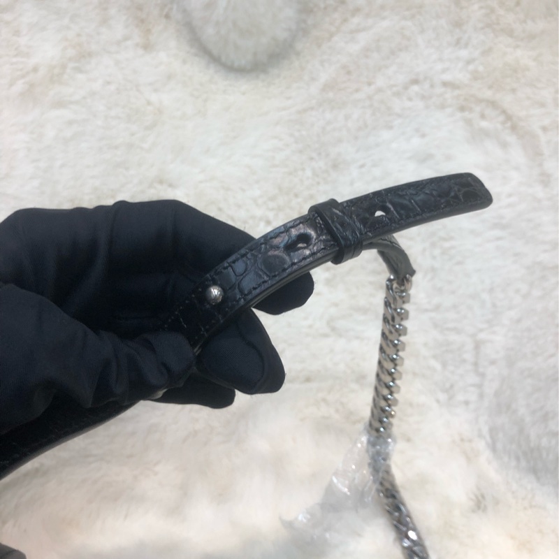 Alexander McQueen 黑色鱷魚壓紋四環扣手袋 XC255-7