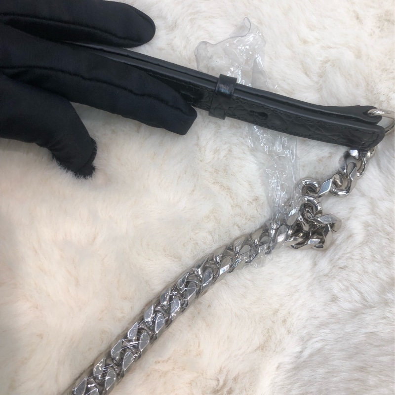 Alexander McQueen 黑色鱷魚壓紋四環扣手袋 XC255-8