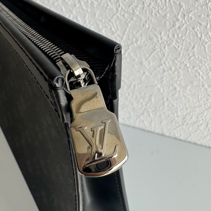 LV M61692黑花紋手拿包 帥氣😎😎-3