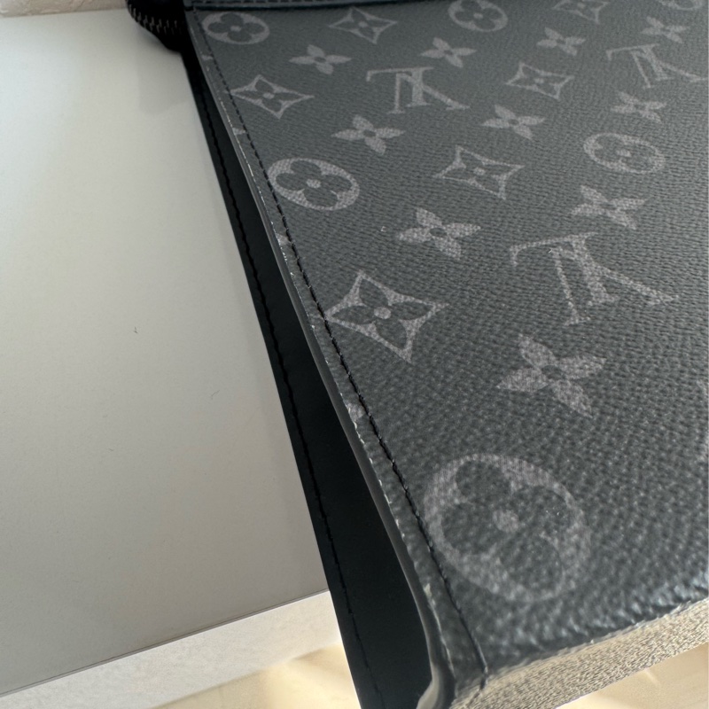LV M61692黑花紋手拿包 帥氣😎😎-9