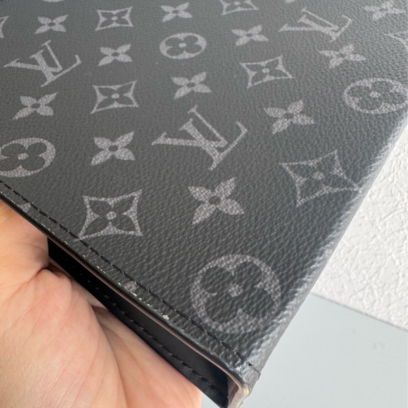 LV M61692黑花紋手拿包 帥氣😎😎-11