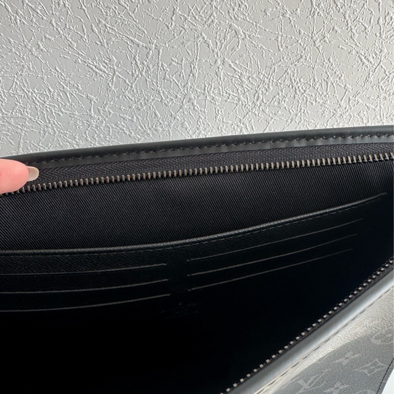 LV M61692黑花紋手拿包 帥氣😎😎-17