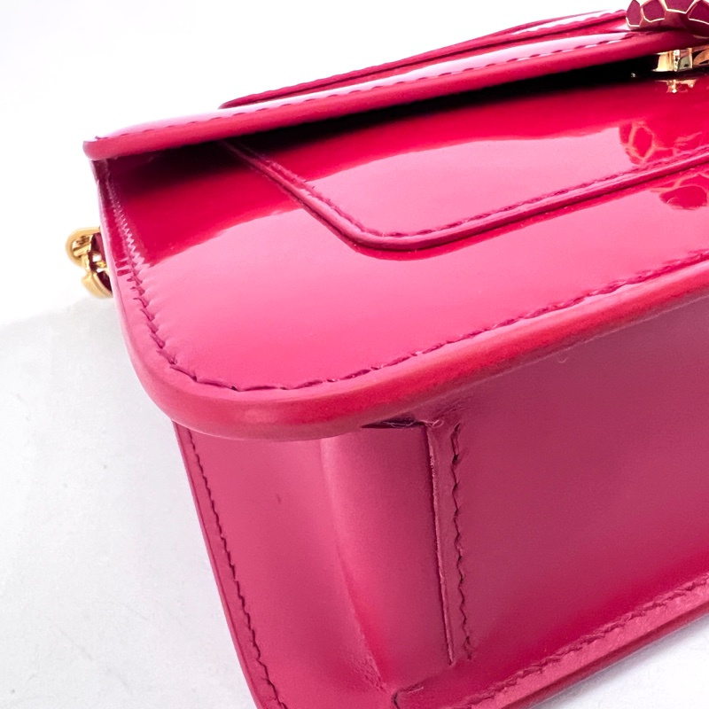 Bvlgari玫紅漆皮金釦下蓋玫紅琺瑯WOC斜背包-7