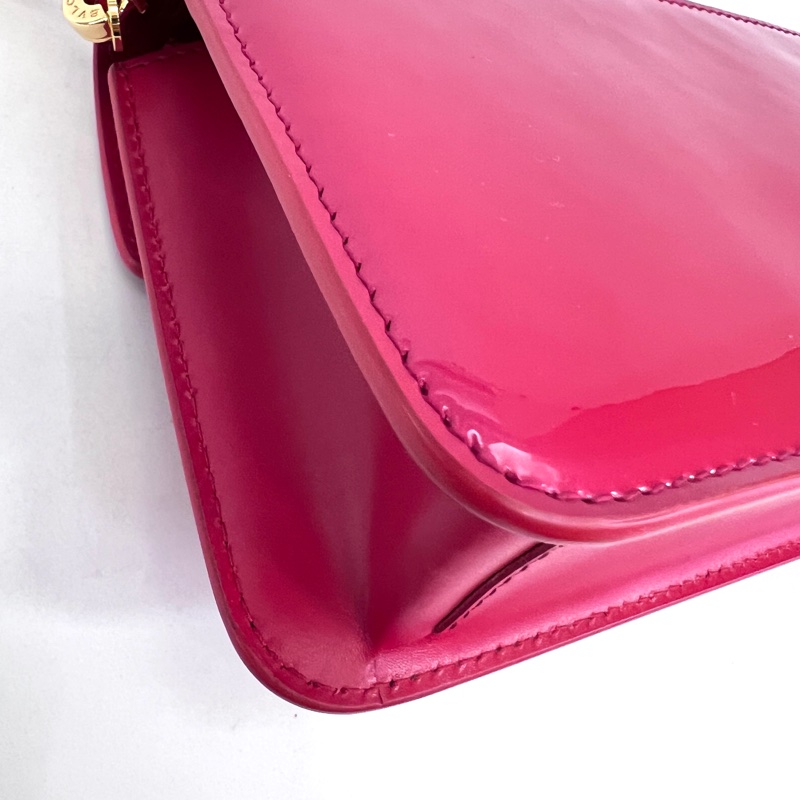 Bvlgari玫紅漆皮金釦下蓋玫紅琺瑯WOC斜背包-9