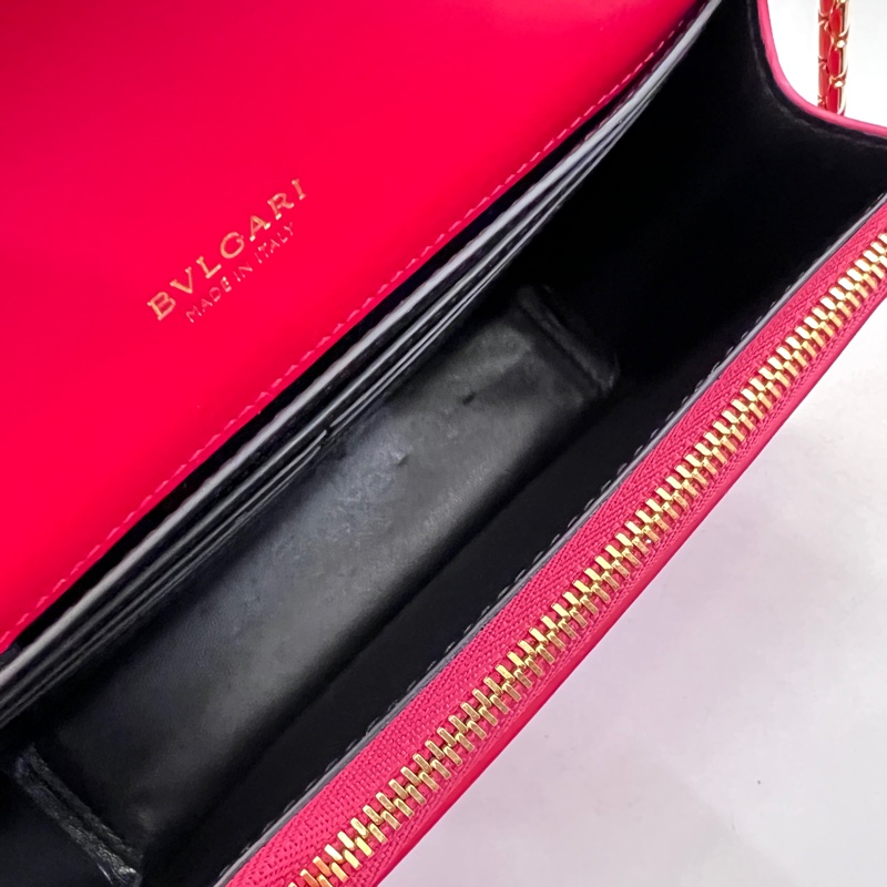 Bvlgari玫紅漆皮金釦下蓋玫紅琺瑯WOC斜背包-10