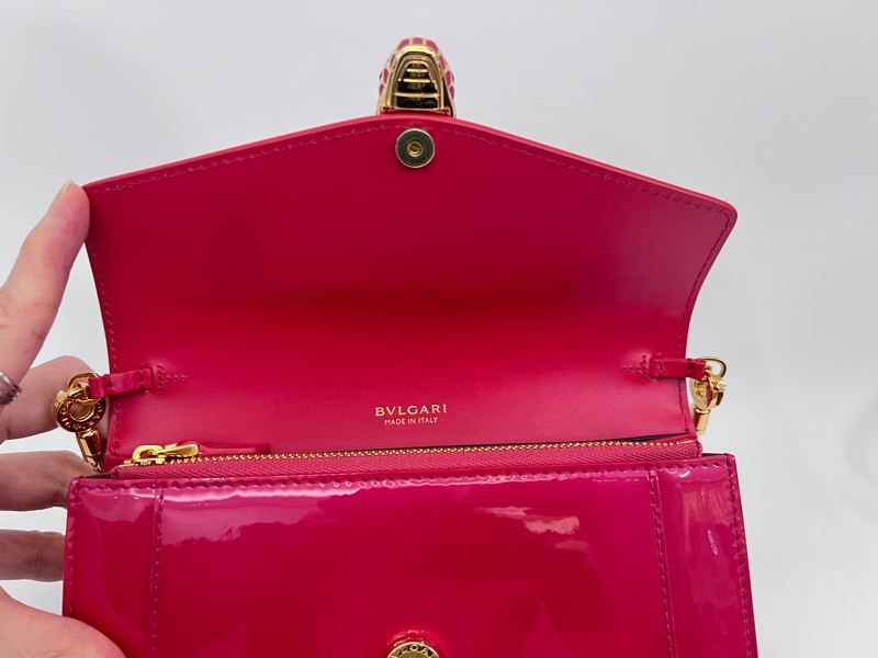 Bvlgari玫紅漆皮金釦下蓋玫紅琺瑯WOC斜背包-11