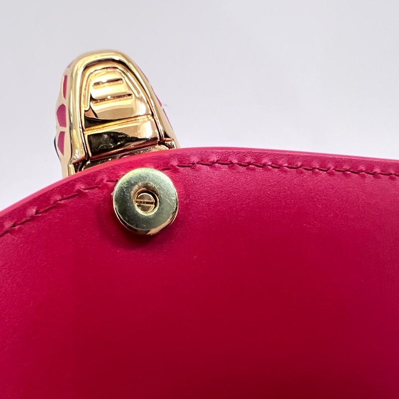 Bvlgari玫紅漆皮金釦下蓋玫紅琺瑯WOC斜背包-14