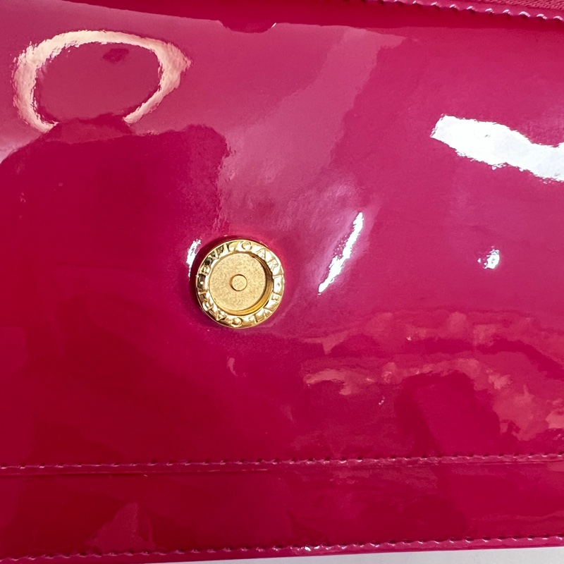Bvlgari玫紅漆皮金釦下蓋玫紅琺瑯WOC斜背包-15