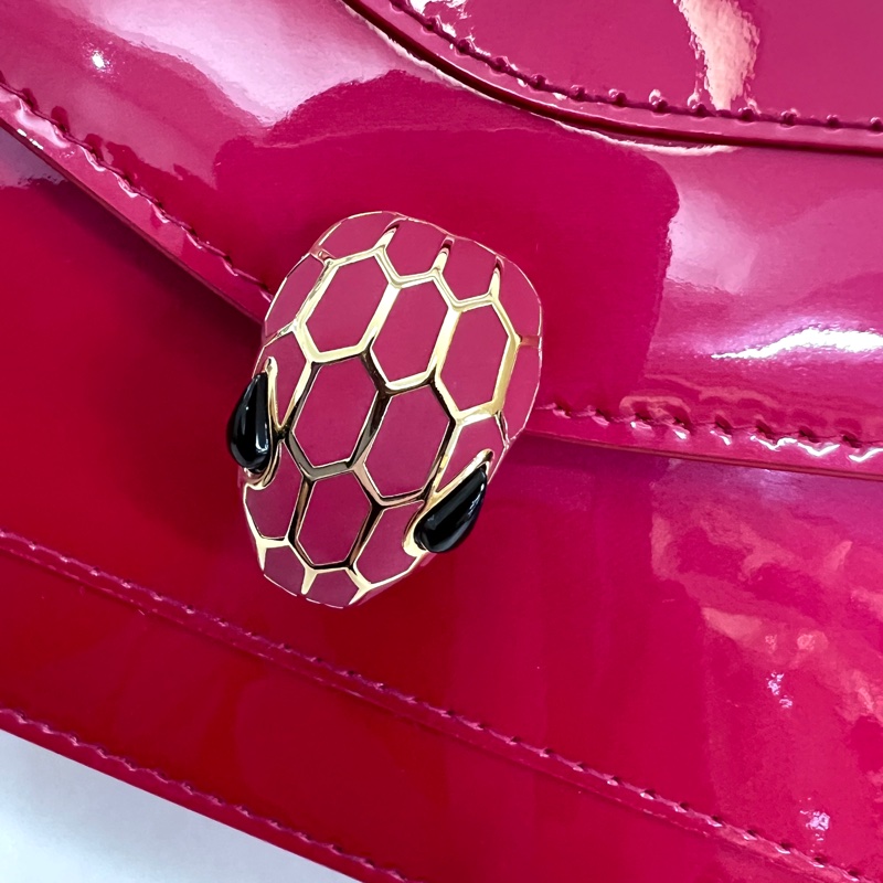 Bvlgari玫紅漆皮金釦下蓋玫紅琺瑯WOC斜背包-16