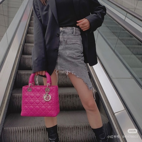 Dior Lady Dior 銀扣五格徽章黛妃羊皮玫紅色  24.5*19.5*11 98新塵袋盒子