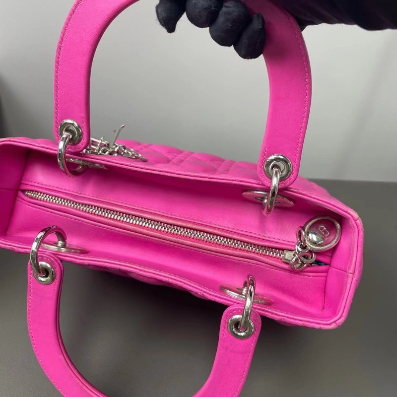 Dior Lady Dior 銀扣五格徽章黛妃羊皮玫紅色  24.5*19.5*11 98新塵袋盒子-2