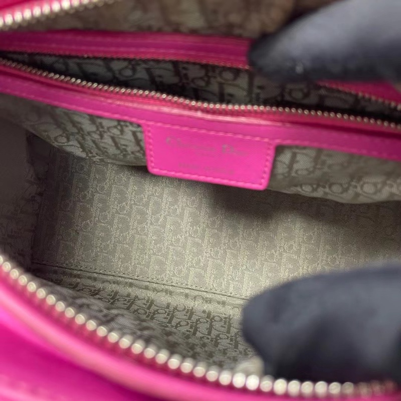 Dior Lady Dior 銀扣五格徽章黛妃羊皮玫紅色  24.5*19.5*11 98新塵袋盒子-3