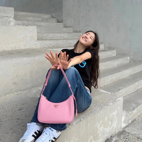 Prada 粉色牛皮新款全皮hobo腋下包   22*16*6 98新配件塵袋