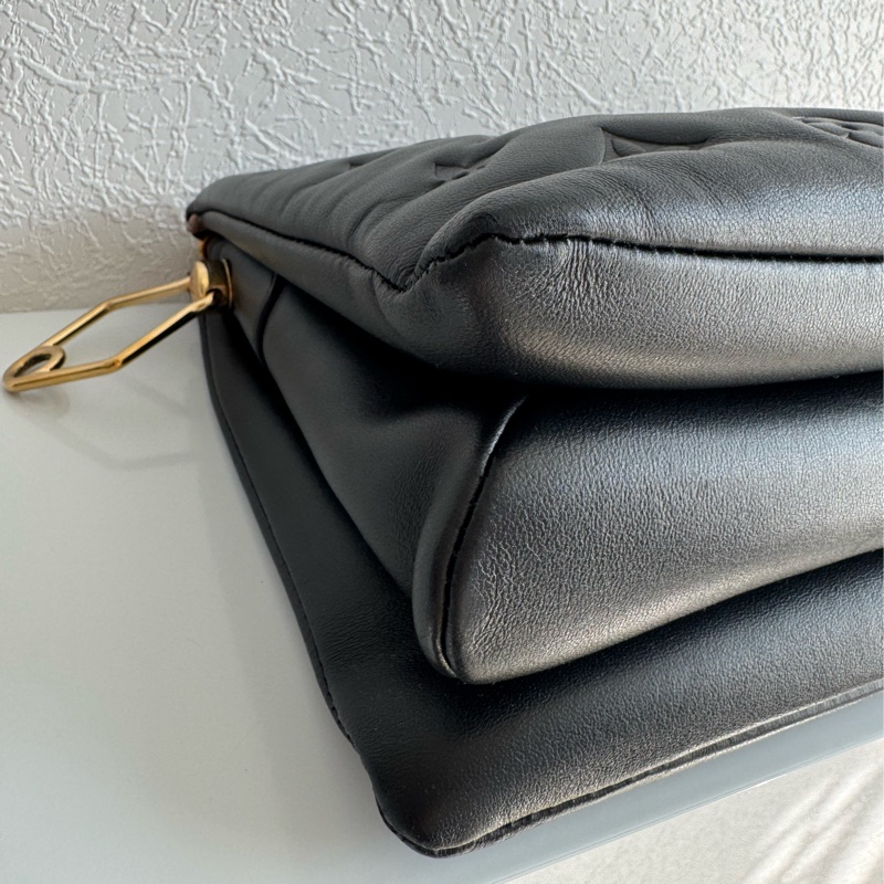 LV M21260黑壓紋coussin pm-6