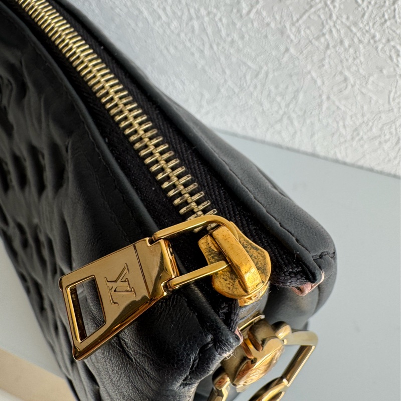 LV M21260黑壓紋coussin pm-10