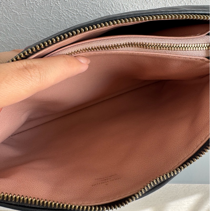 LV M21260黑壓紋coussin pm-19