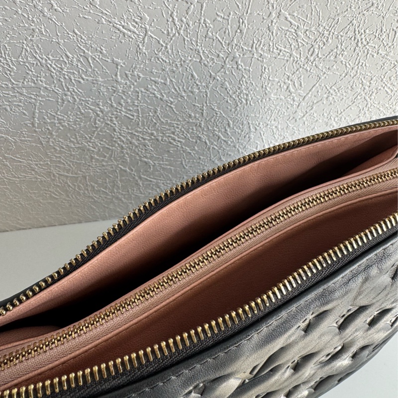 LV M21260黑壓紋coussin pm-22