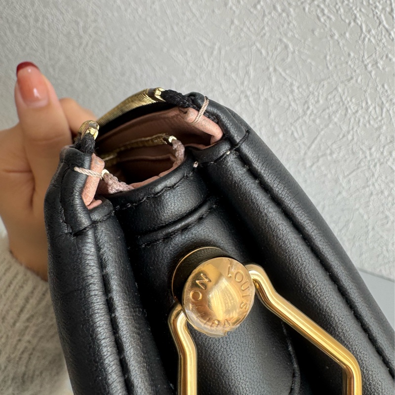 LV M21260黑壓紋coussin pm-28